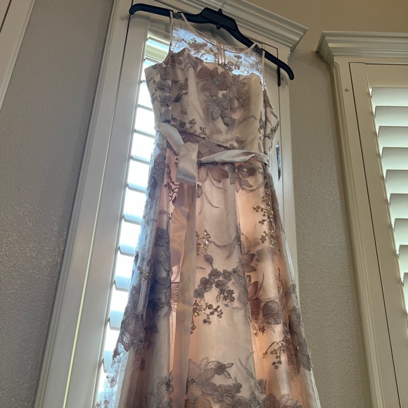 TAHARI Arthur S. Levine,  dress in size M color Rose Gold and cream background - Picture 2 of 16